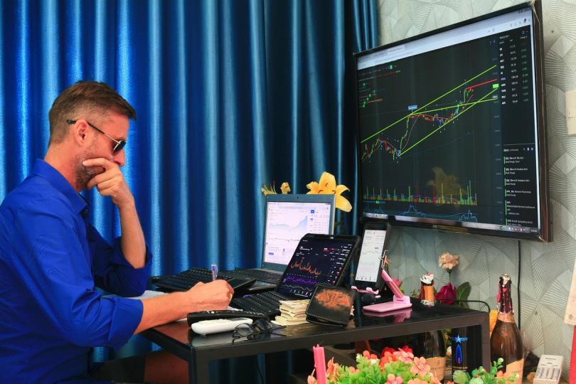 Bitcoin xuất hiện mô hình cờ giảm, rủi ro lùi về vùng 54.000 USD