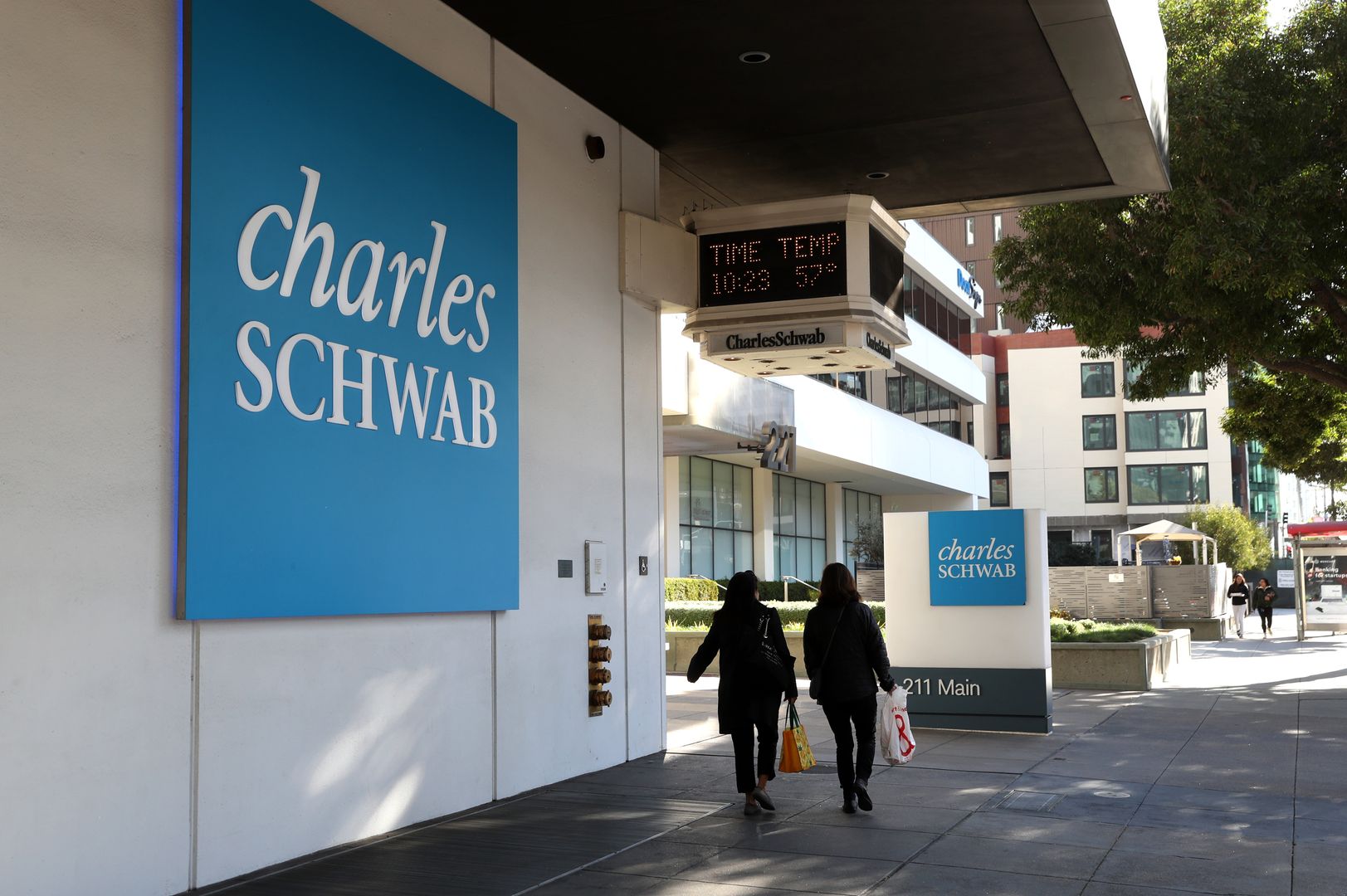 Schwab plans spot bitcoin, ether trading launch in first half of 2026 Schwab plans spot bitcoin, ether trading launch in first half of 2026
