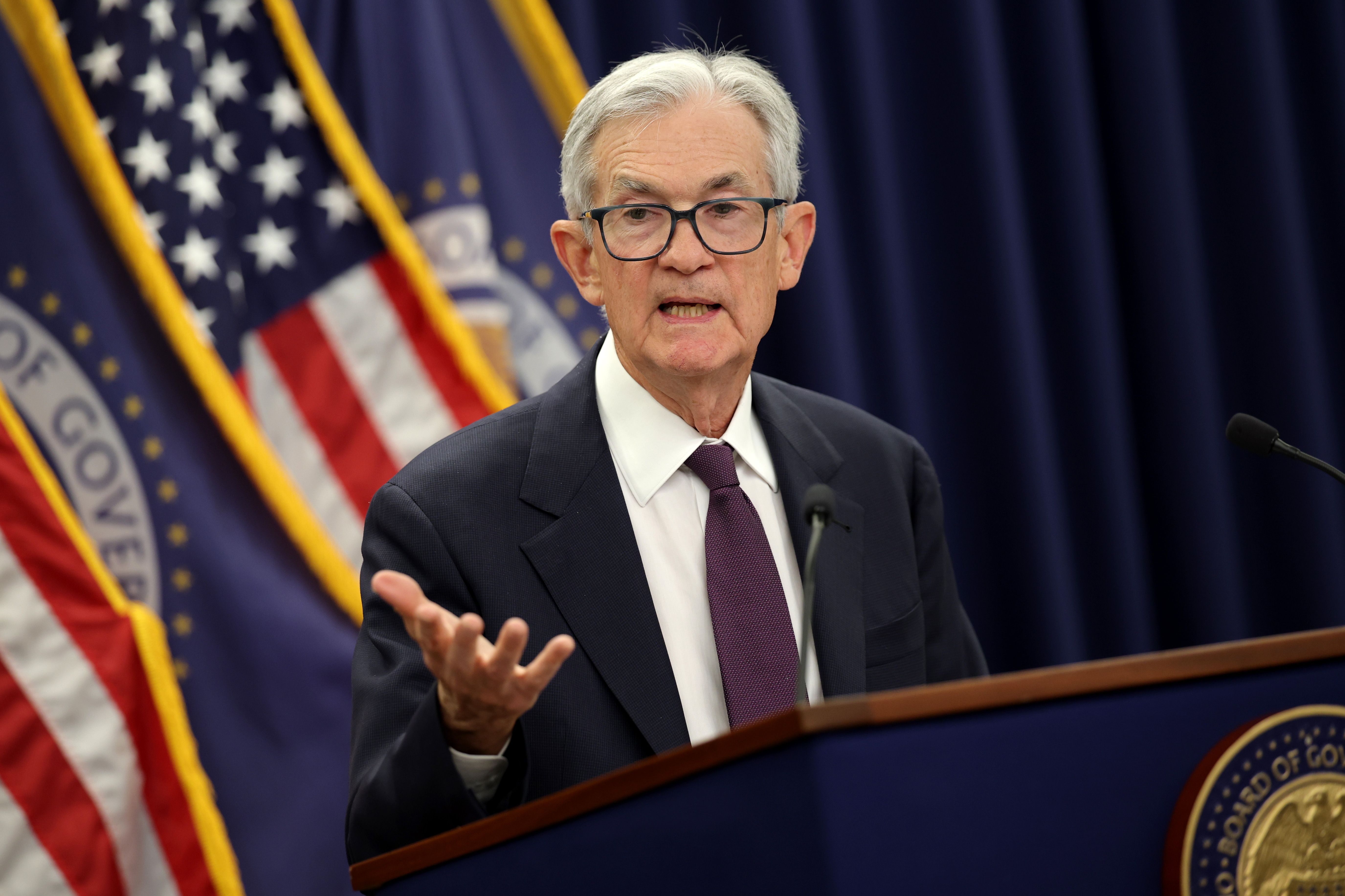The Fed Tahan Suku Bunga di Tengah Tekanan Inflasi dan Pergantian Ketua