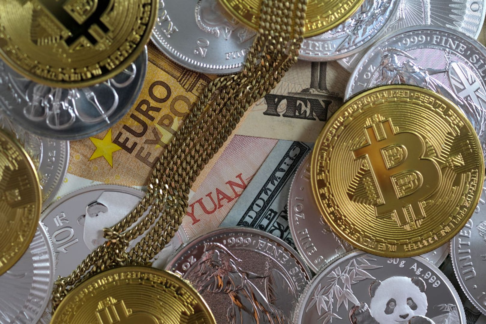 Bitcoin və qızıl: Trampın mövqeyi investor seçimlərini dəyişir