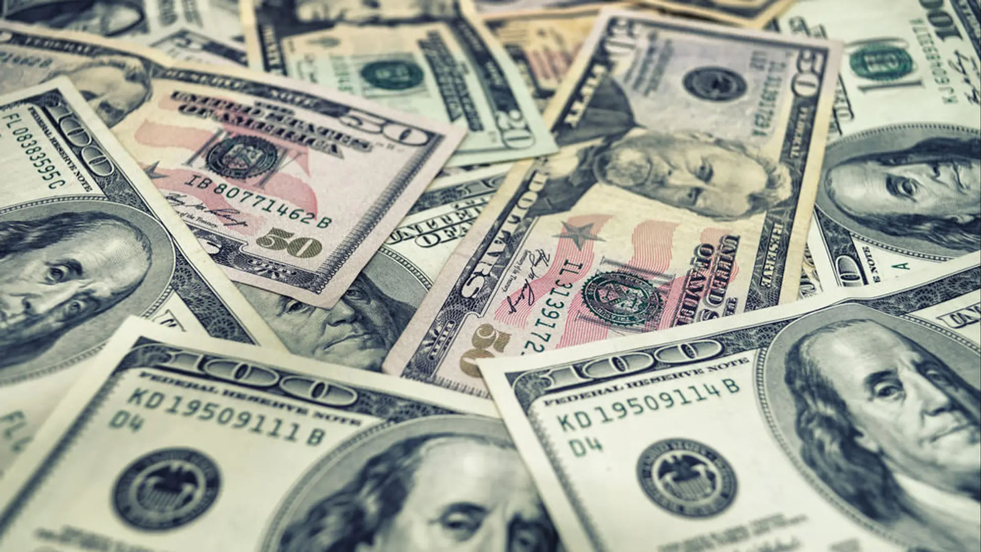 Bitcoin holds $86,000 as dollar strengthens and European risks mount