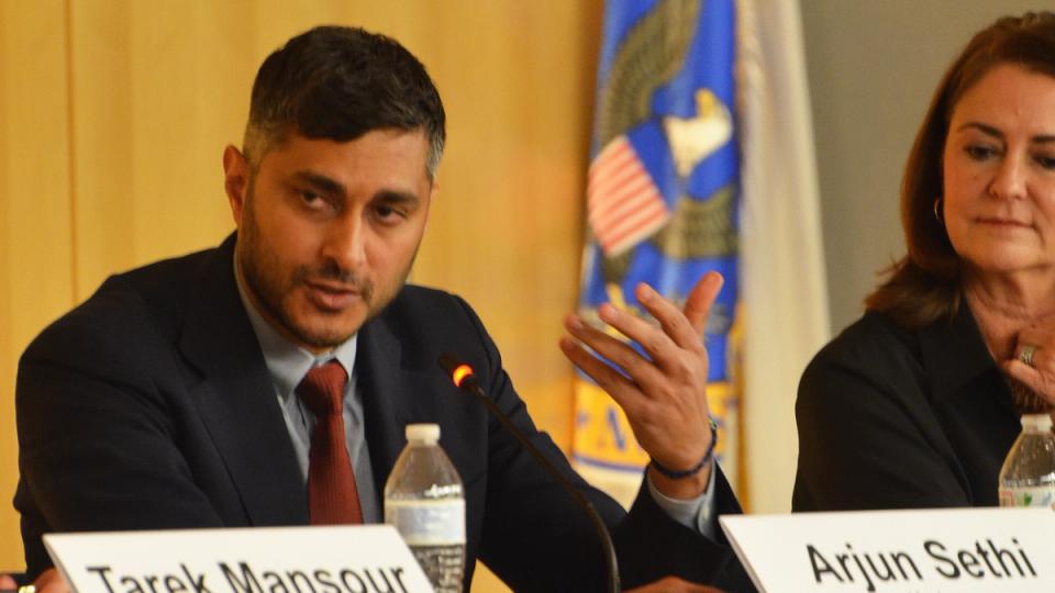 Líder democrata Maxine Waters questiona conta do Kraken no Federal Reserve