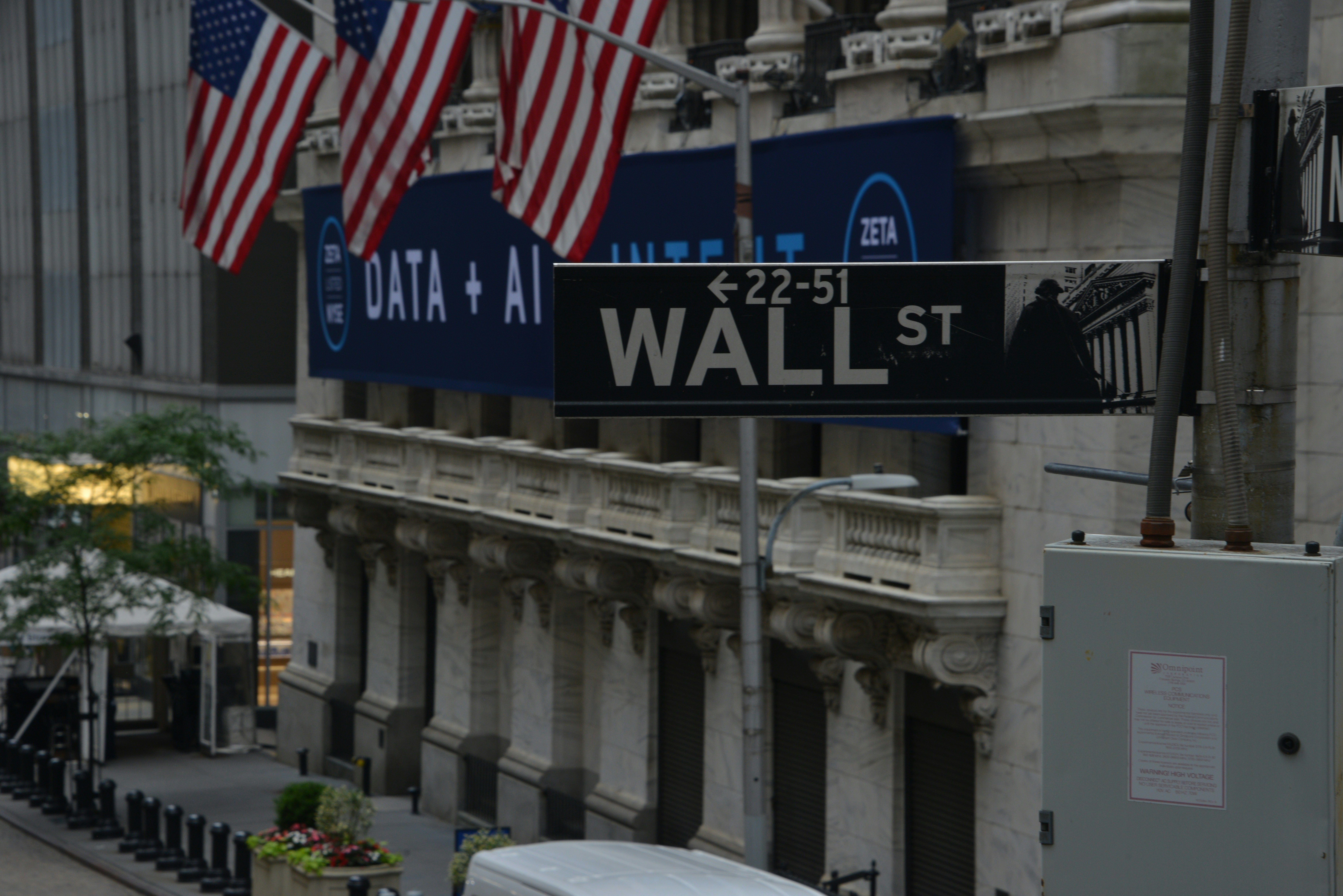 Banking groups escalate fight over stablecoin yield ahead of Senate vote