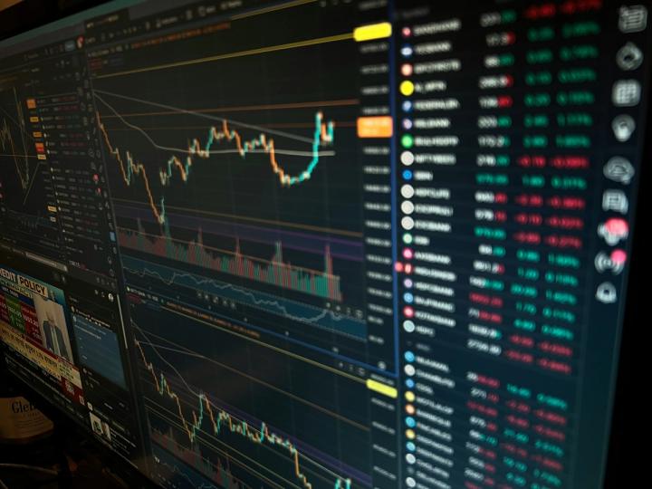 HYPE briefly overtakes Dogecoin, privacy tokens slide as US strikes on Iran rattle markets