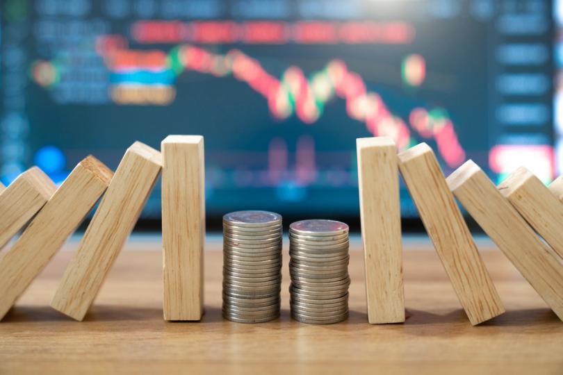 Bitcoin sobe 5% na segunda-feira: analista aponta fechamento de posições curtas como motor da alta