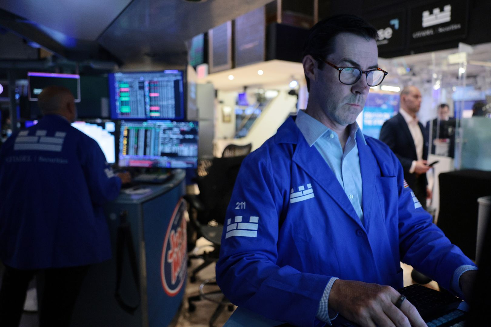 Coinbase Q3 Miss Leaves Wall Street Guessing on Recovery