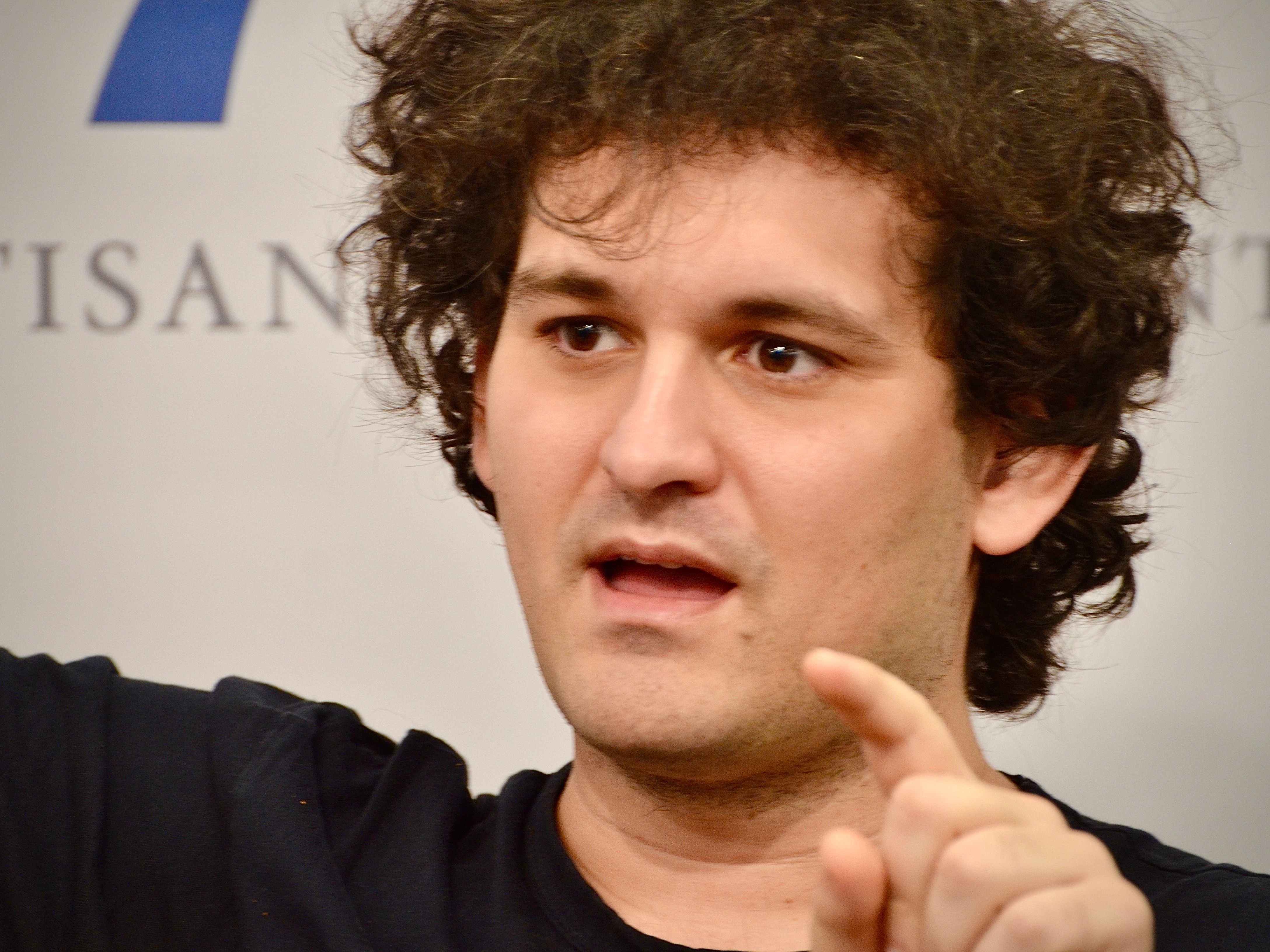 Peristiwa Besar Mendorong Volatilitas Pasar Crypto dan Peran Baru Stablecoin