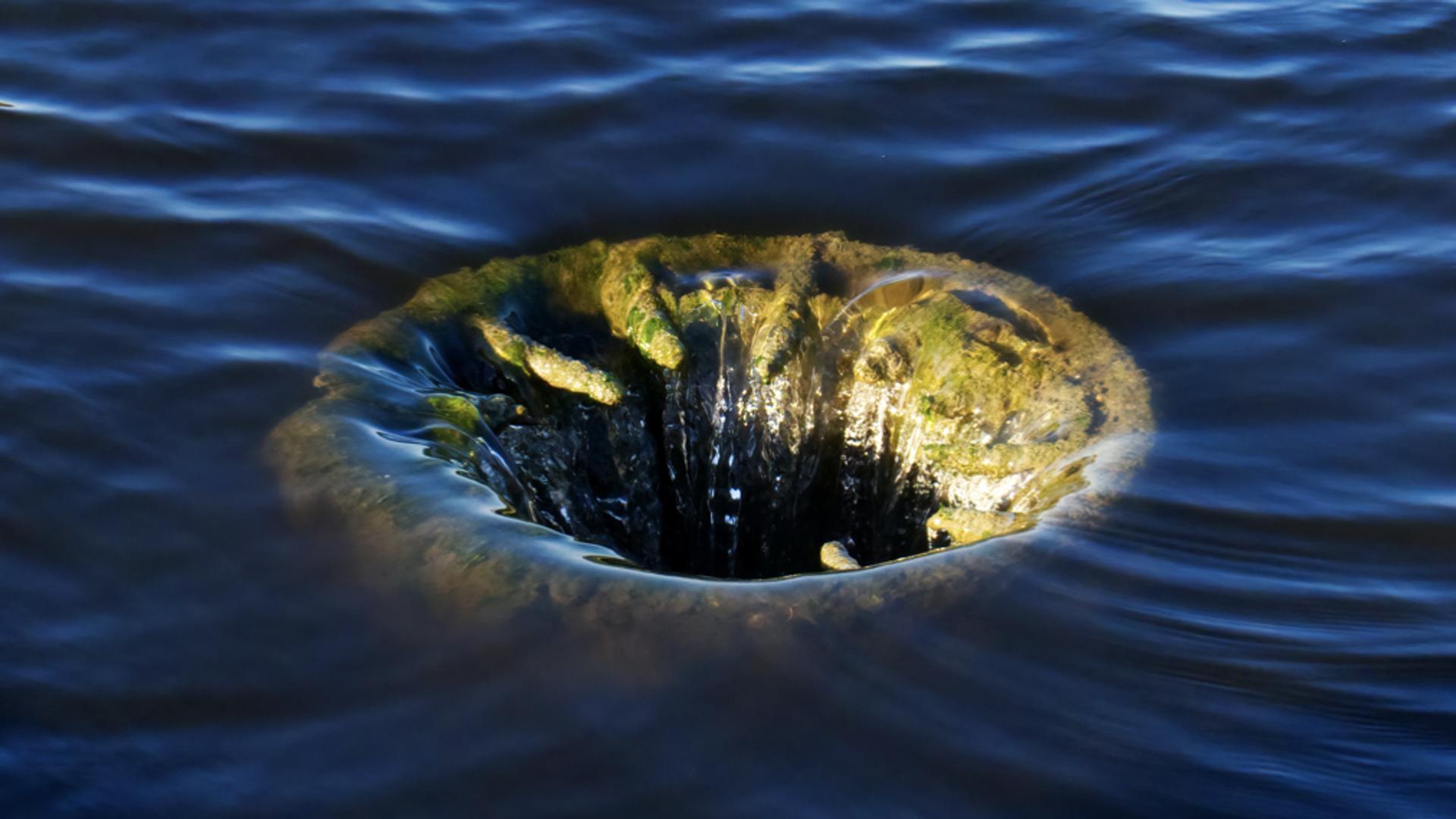 Bitcoin Slips, Weekly ETF Outflows Hit $600M on Macro Jitters: Crypto Daybook Americas