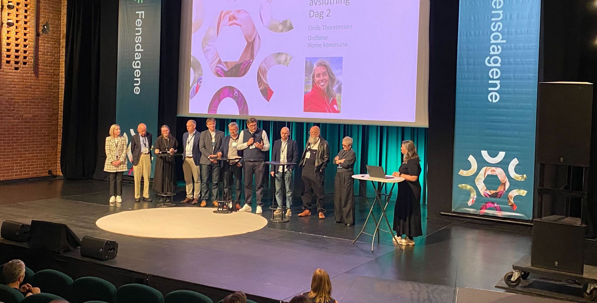 Fensdagene, samlet på scenen