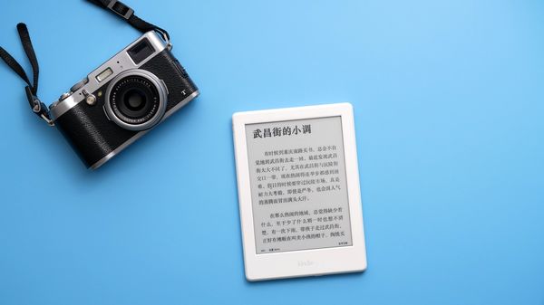 White Kindle displaying Chinese on a blue background.