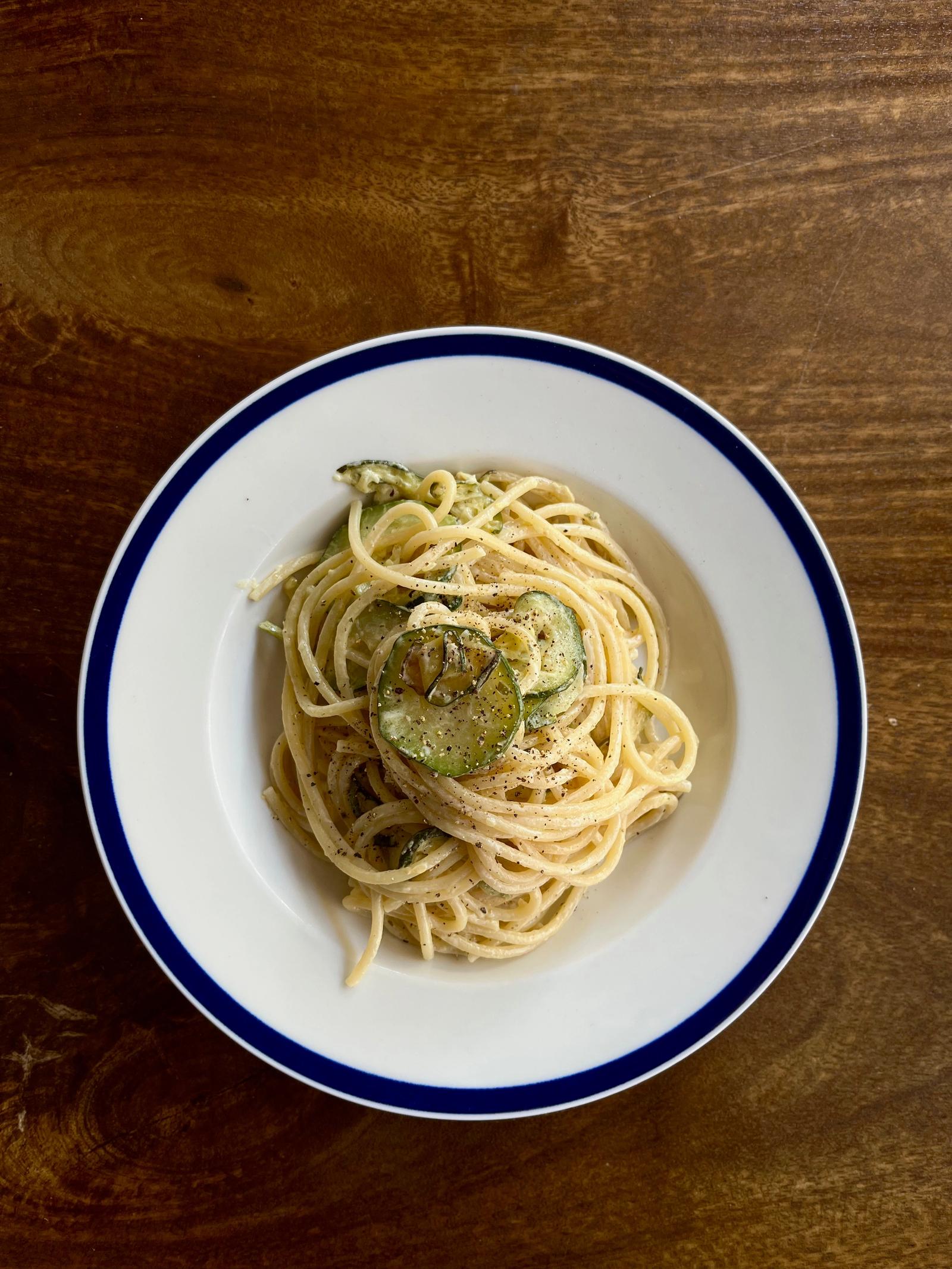 Kesäkurpitsa-sitruunapasta