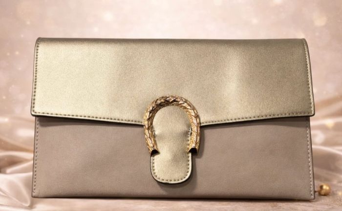 Mala formato “envelope” com ferradura