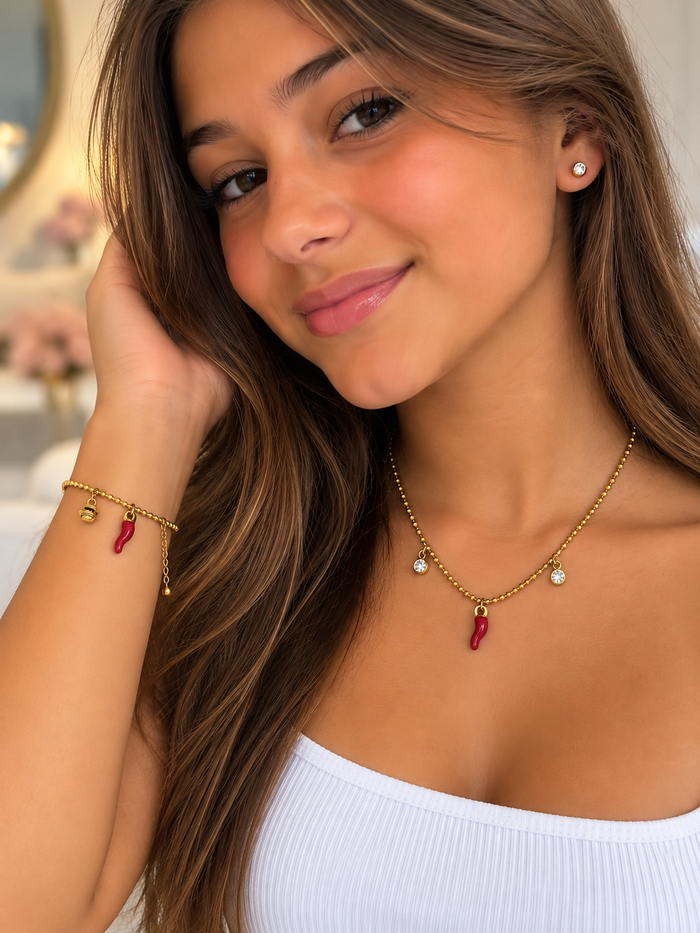 **Conjunto Dourado com Pimenta e Brilhantes 🌶️✨**