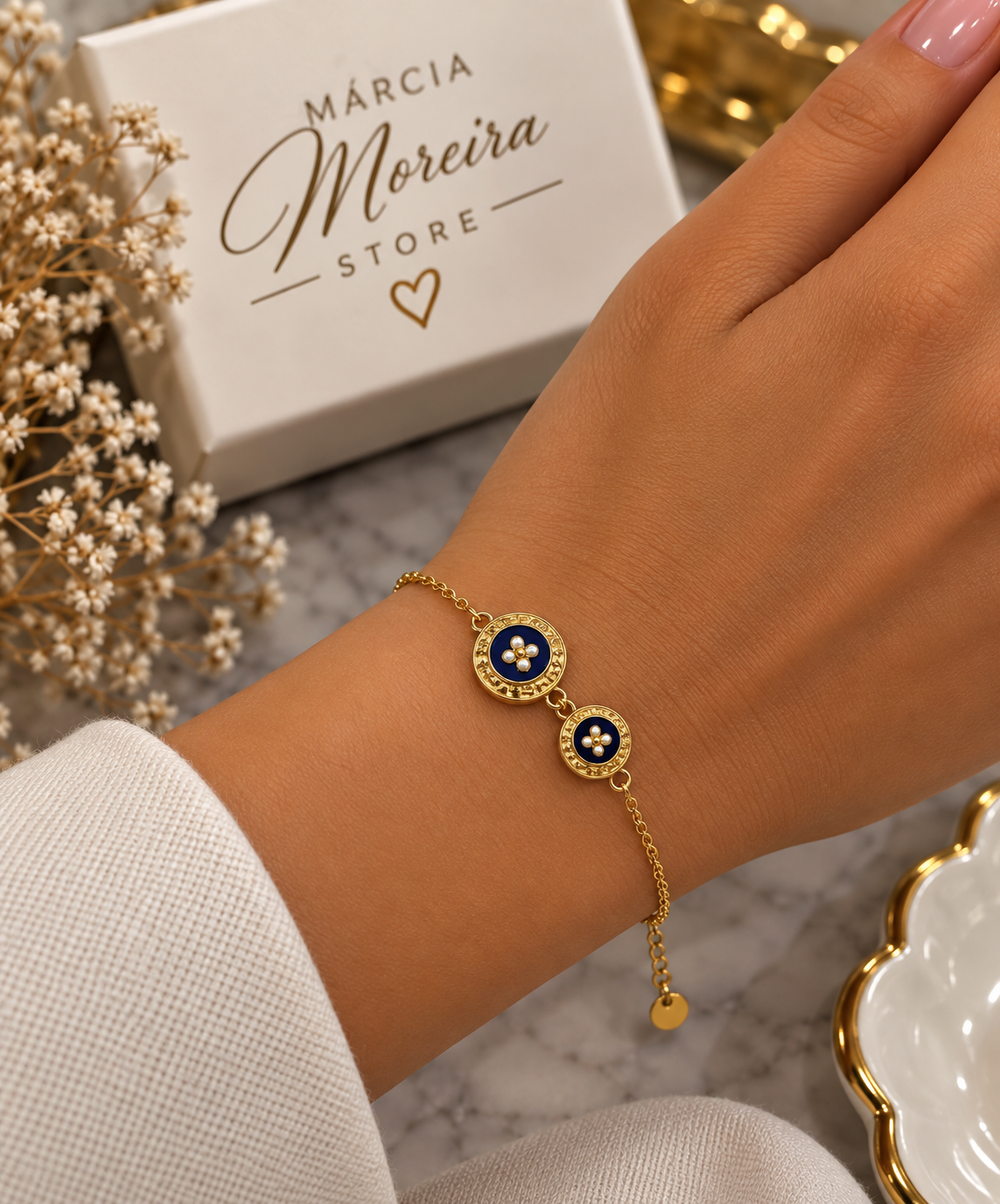 Pulseira dourada com delicados apontamentos em azul e pérolas 