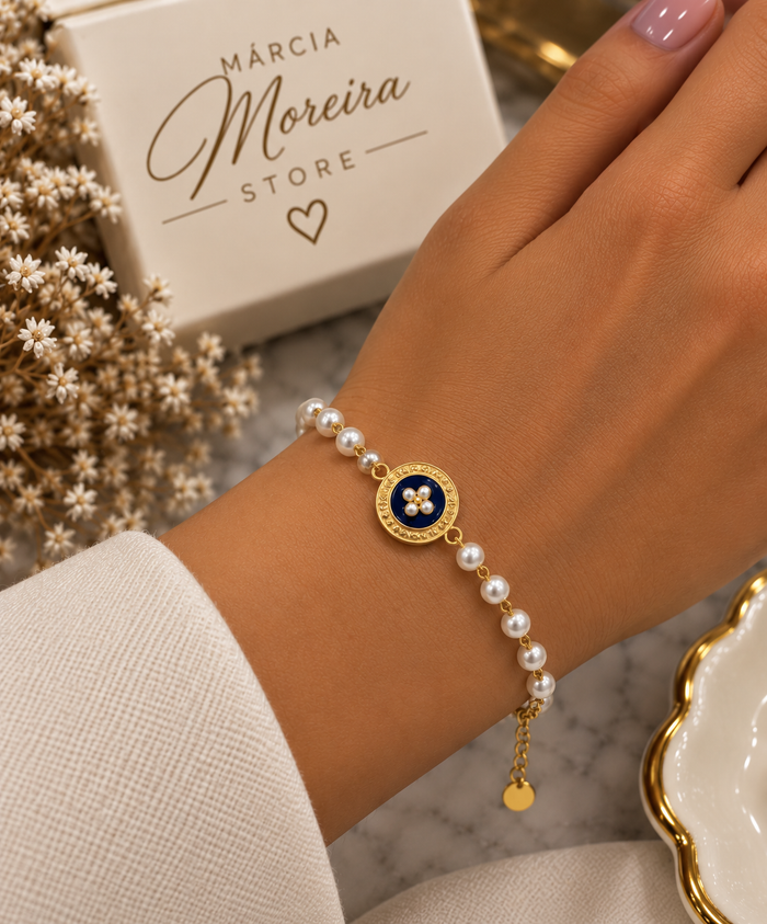 Pulseira dourada com delicados apontamentos em azul