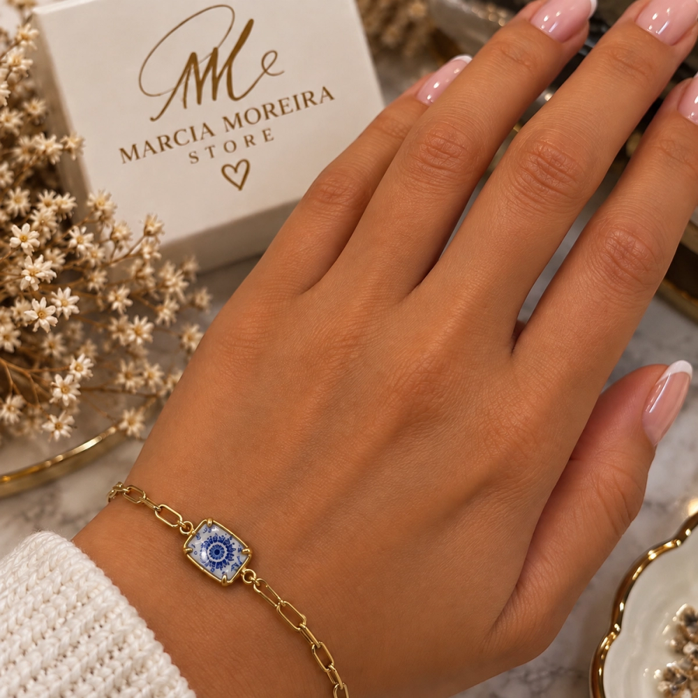 Pulseira dourada com medalha de inspiração portuguesa