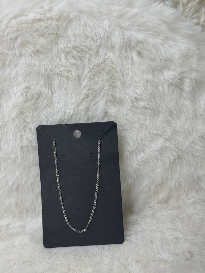 Colar prateado com bolinhas simples