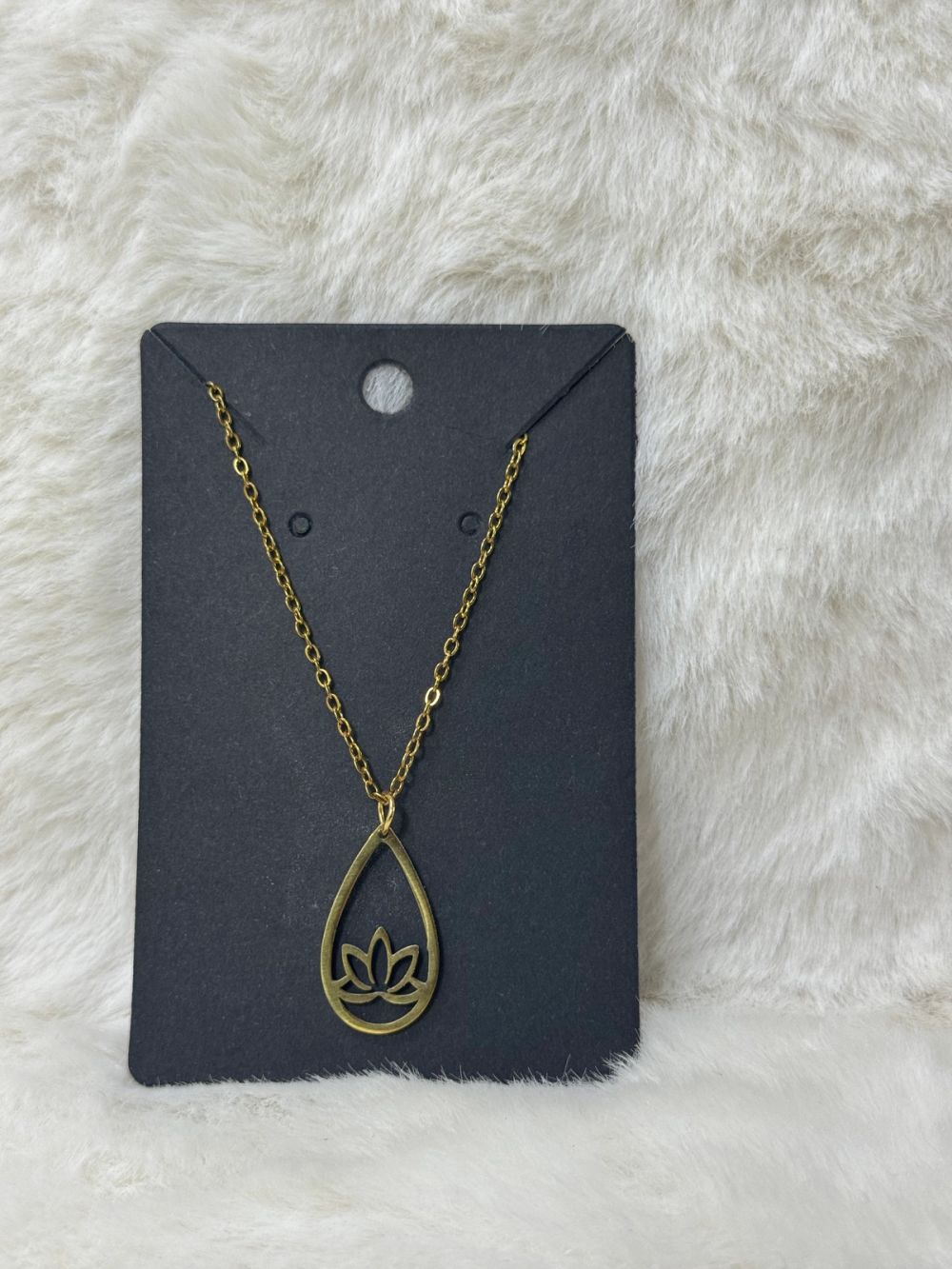 Colar dourado com flor de lotus