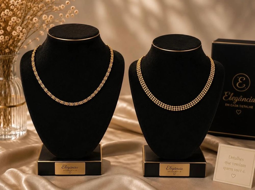 Conjunto de dois colares dourados, com malhas delicadas e trabalhadas 