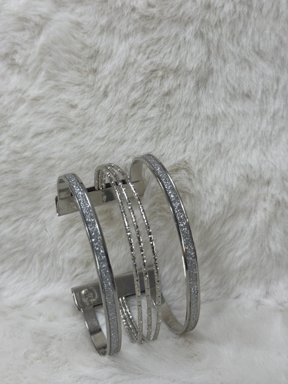 Pulseira prateada com brilhantes