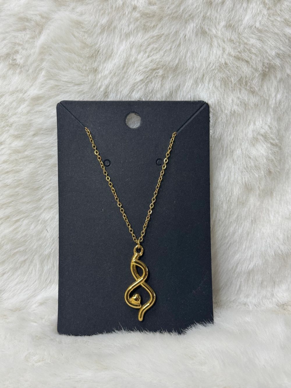 Colar dourado com clave de sol