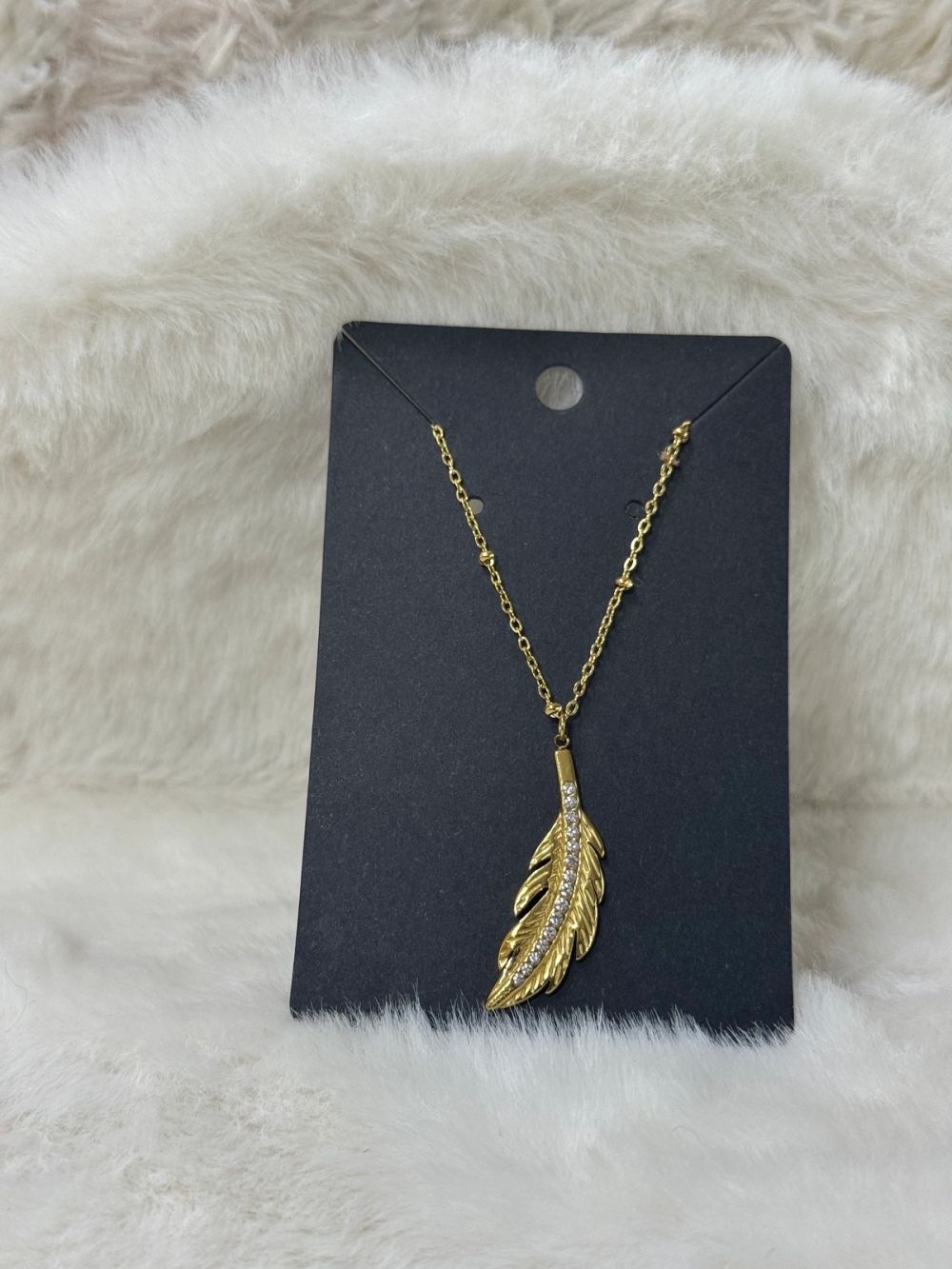Colar dourado com pena