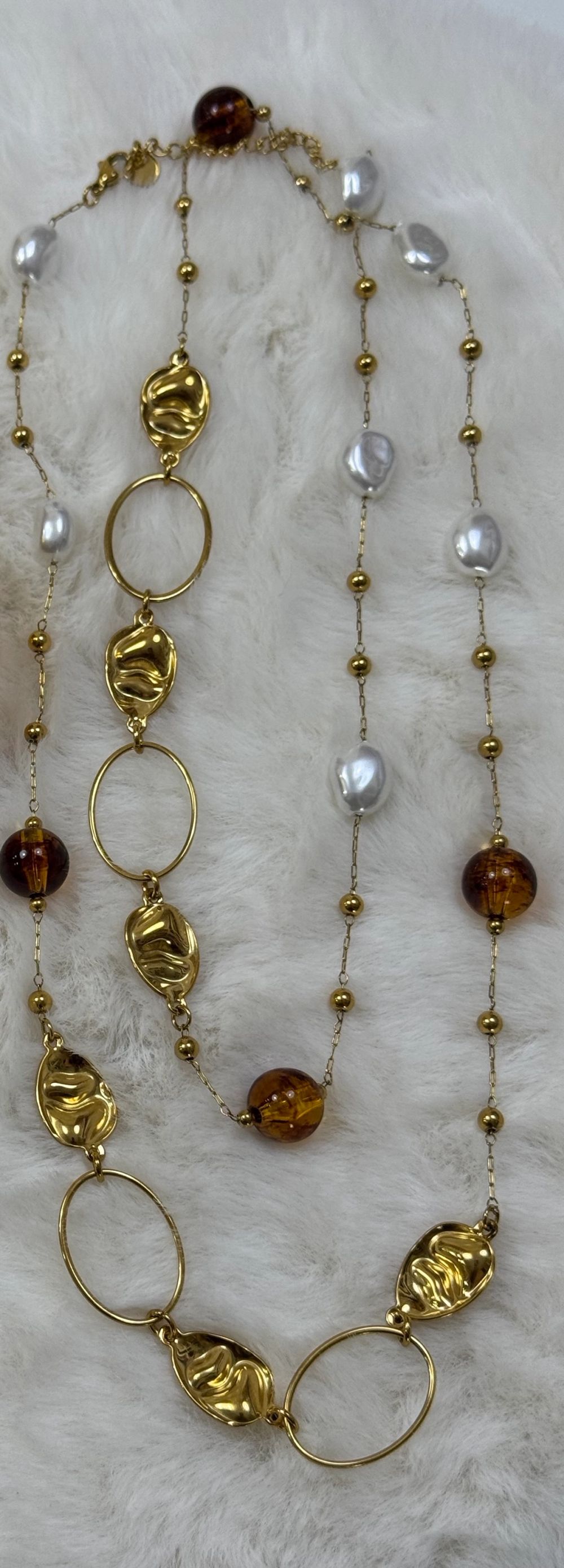 Colar Comprido Dourado com Pérolas e Tons Âmbar