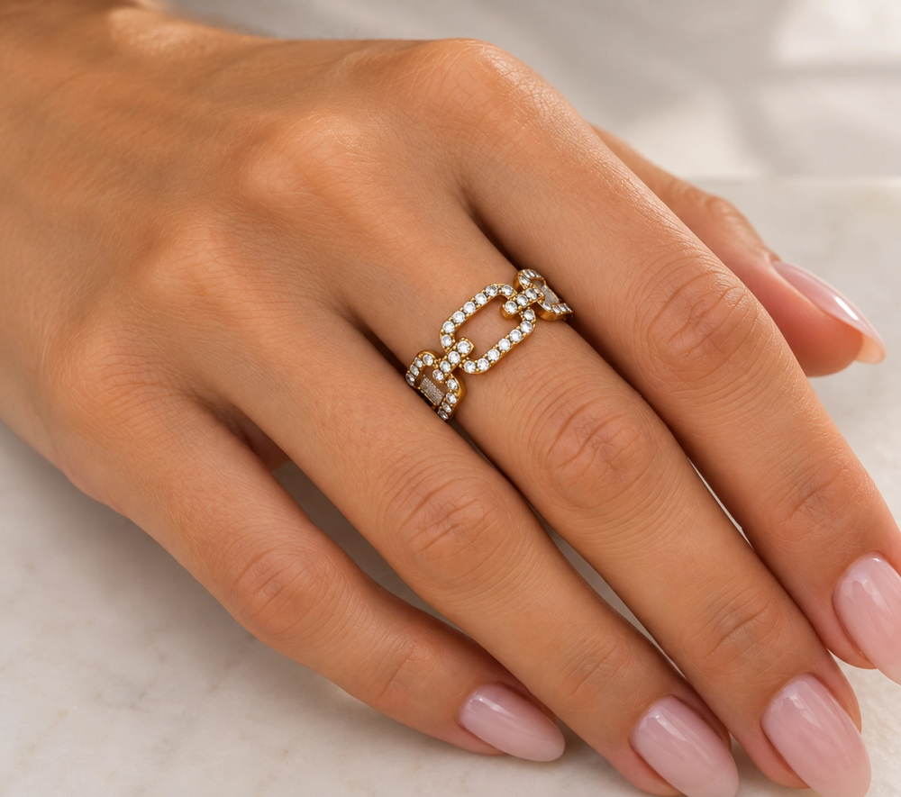 Anel Dourado com Design de Elos e Zircónias ✨