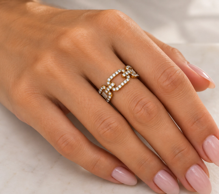 Anel Dourado com Design de Elos e Zircónias ✨