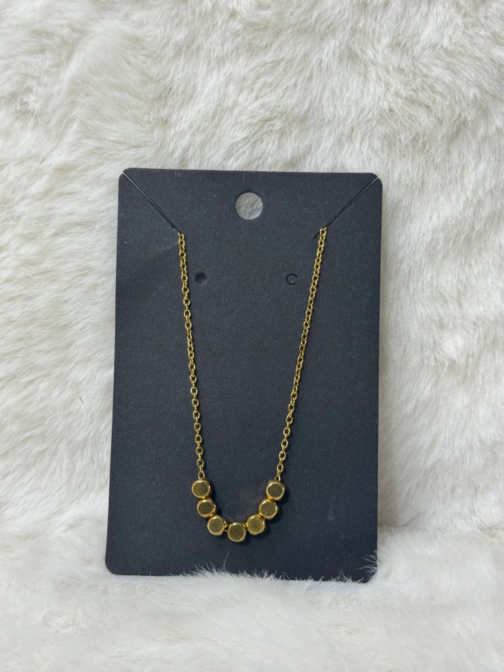 Colar dourado com bolinhas