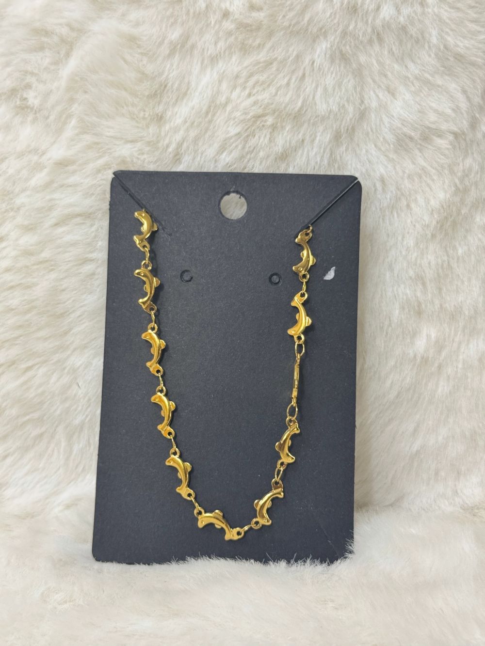 Colar dourado com golfinhos