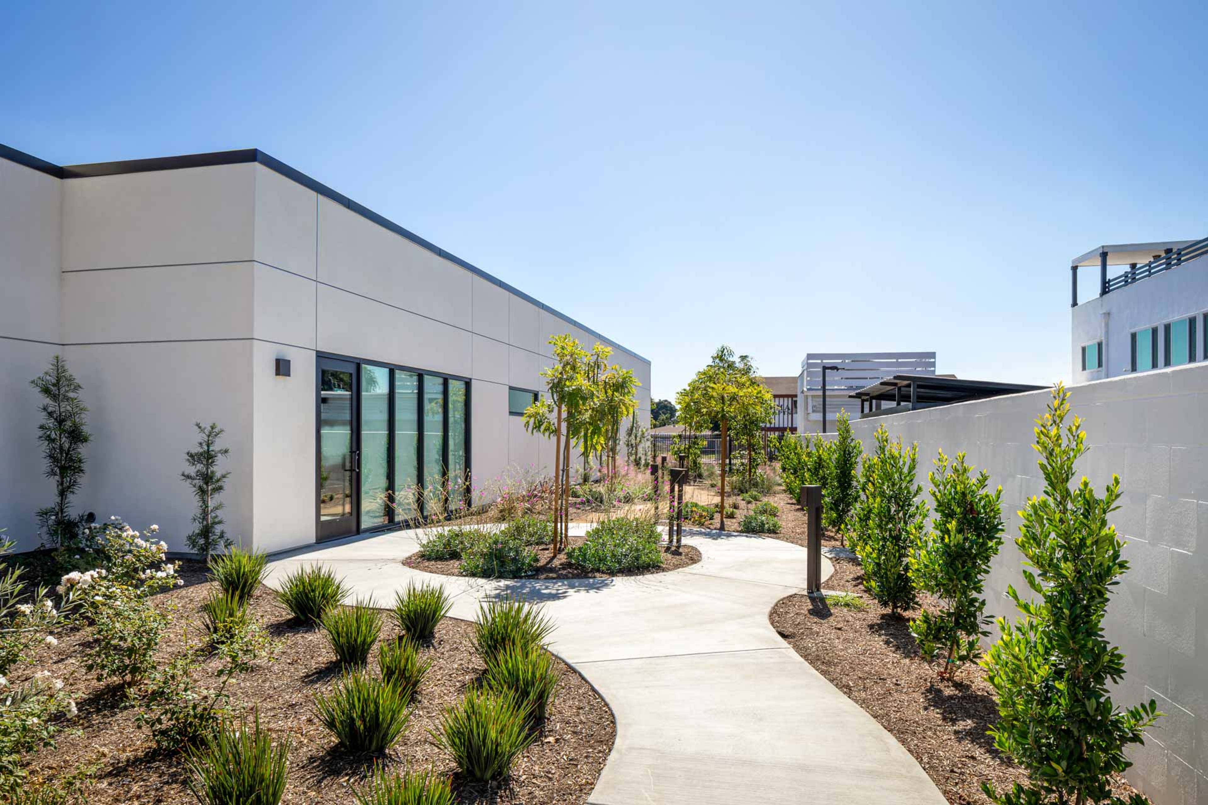 Outdoor walking space at Habitat Health with Kaiser Permanente South Los Angeles