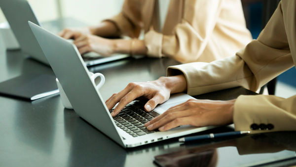 Rekrytoija läppärillään.