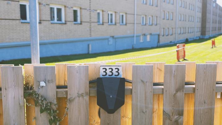 ladeboks på gjerde
