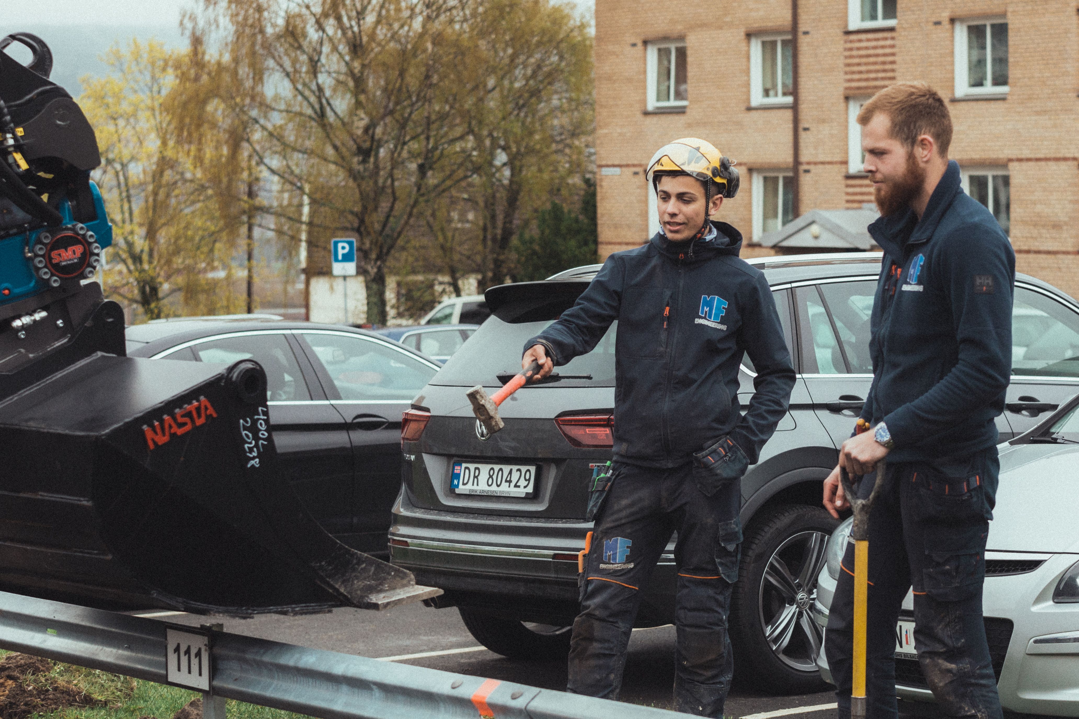 To elektrikere fra MF Engineering inspiserer gravejobben før ladestolper skal settes på plass.