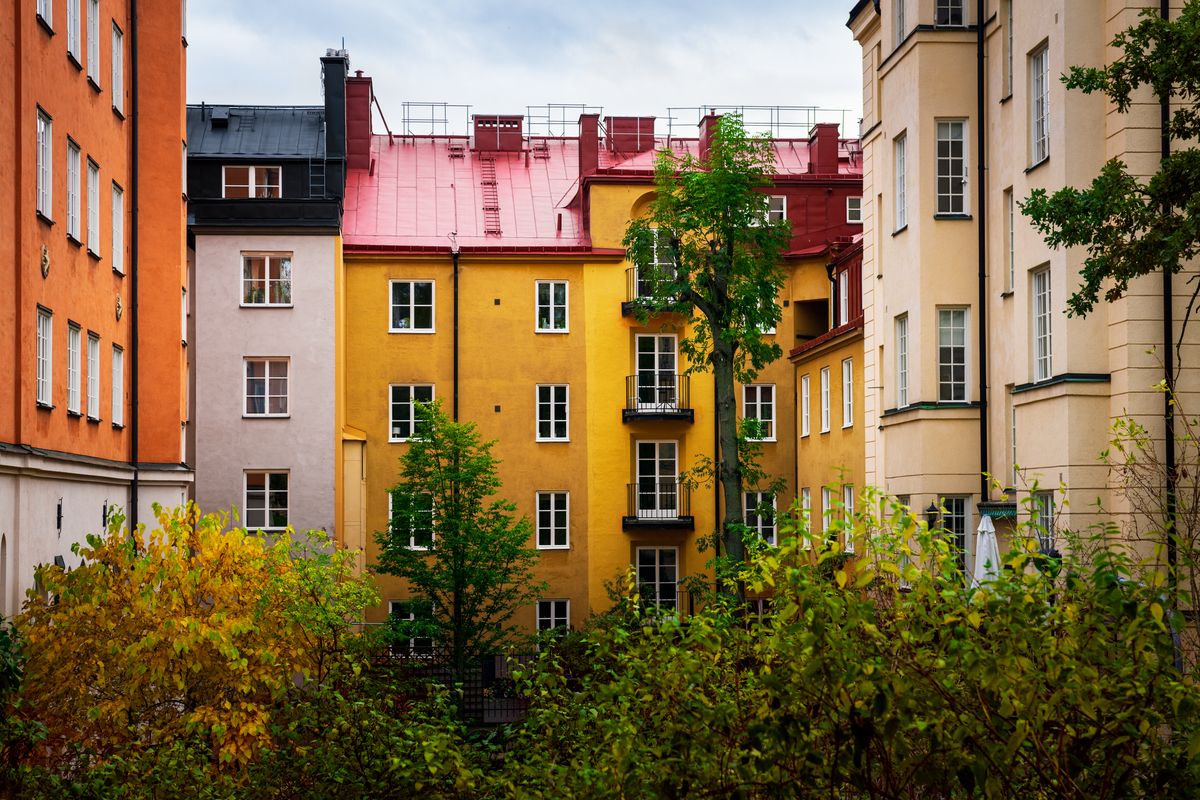 Foto av fargerike boligblokker