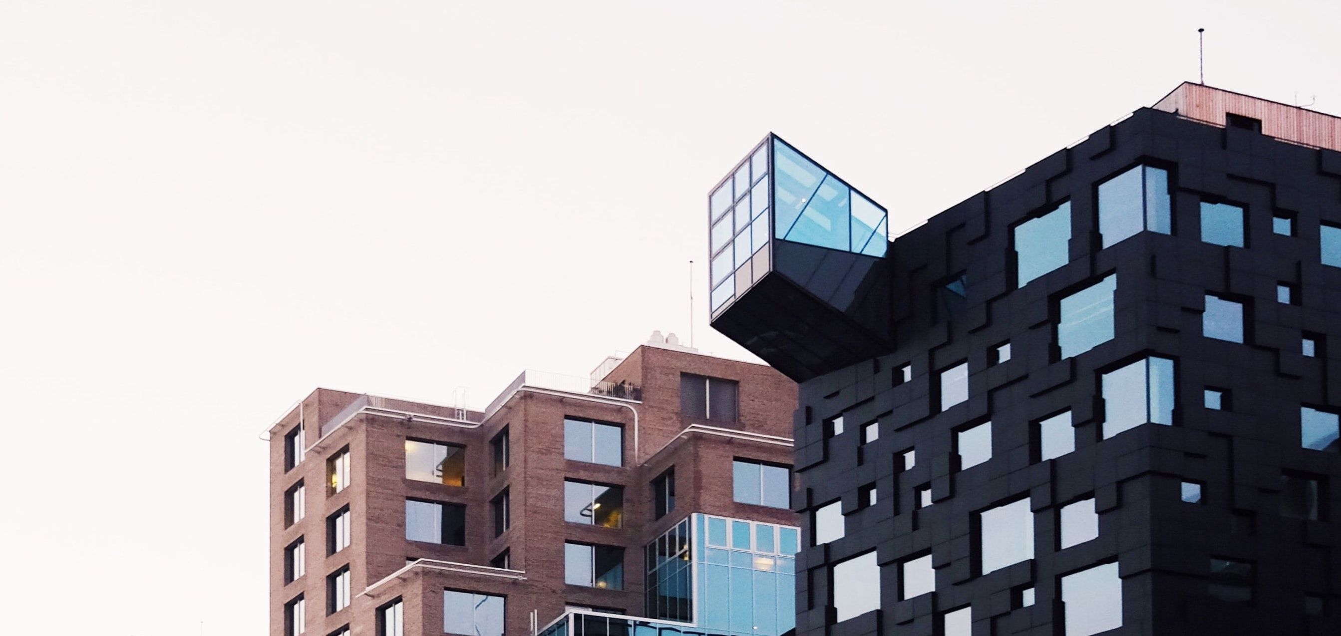 Toppen av en brun moderne bolighusbygning med mange vinduer