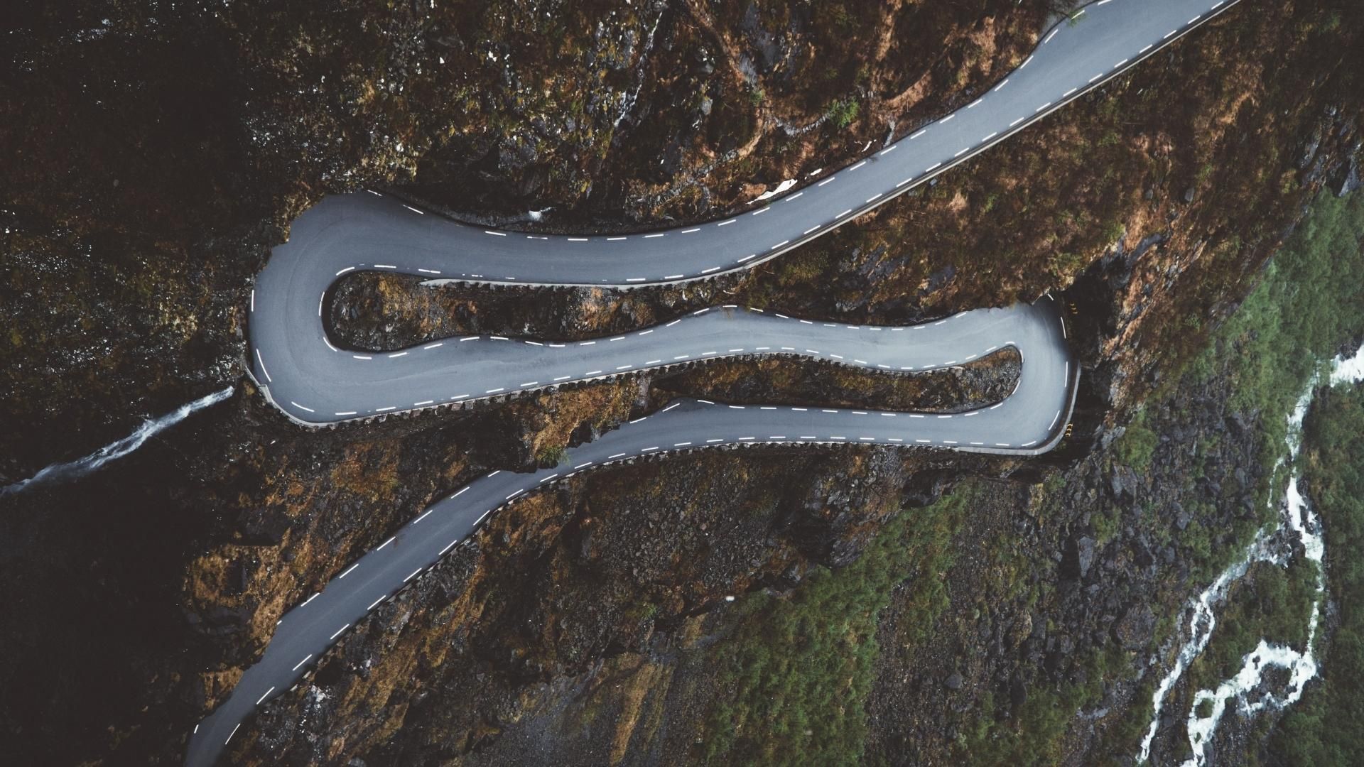 Foto av svingete vei sett fra luften