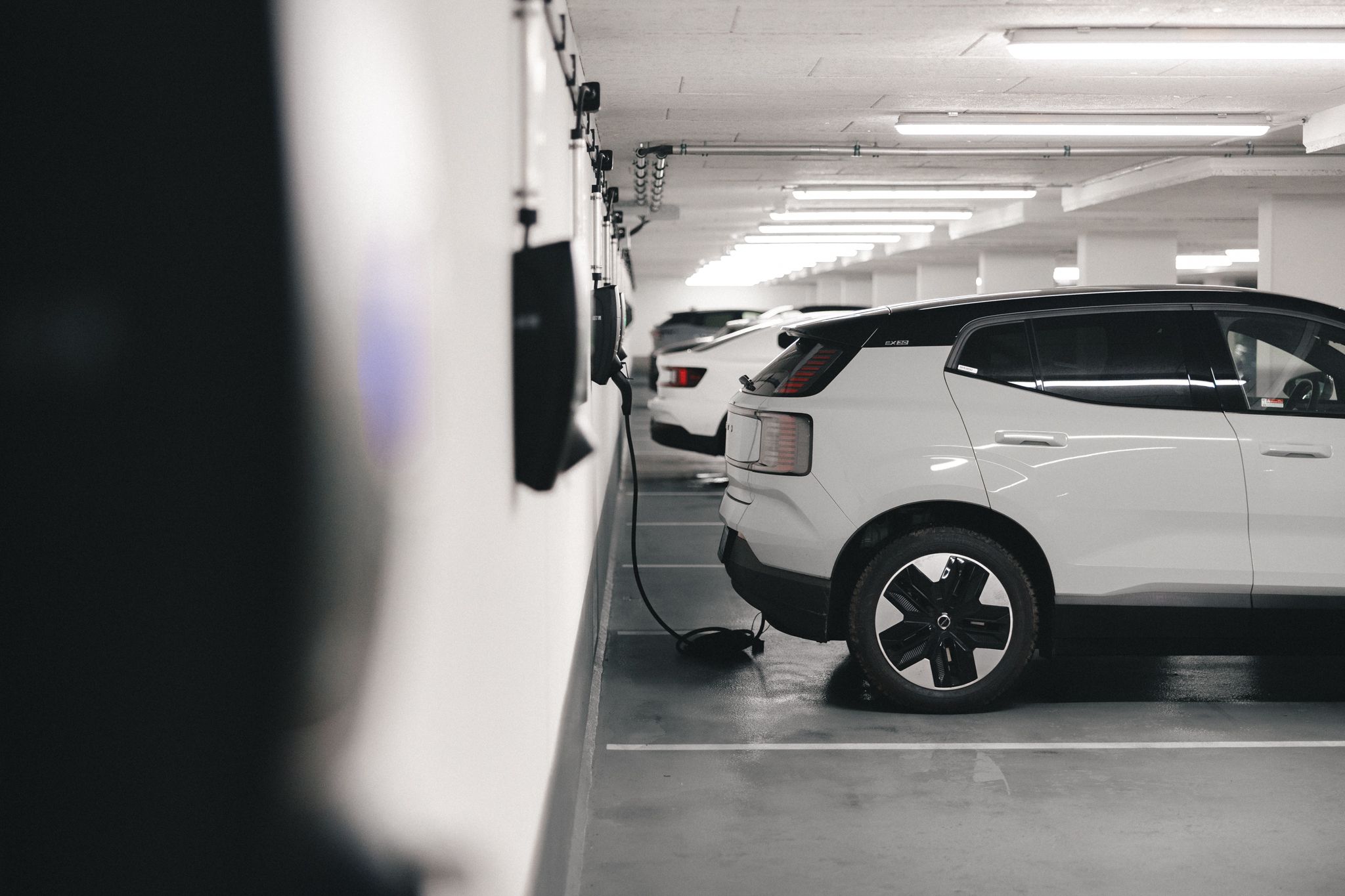 Bilde av bil som lader i et garasjeanlegg