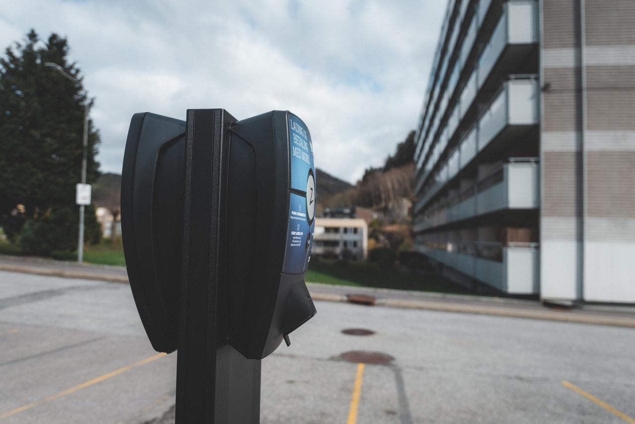 Zaptec elbillader foran bolighus