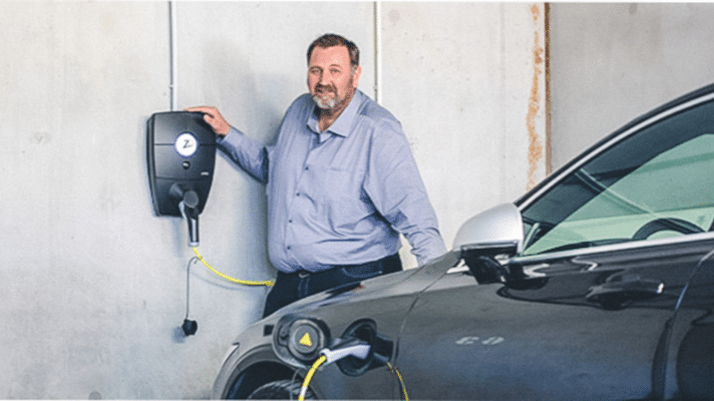 Mann på en parkeringsplass foran en Zaptec lader i et boligselskap