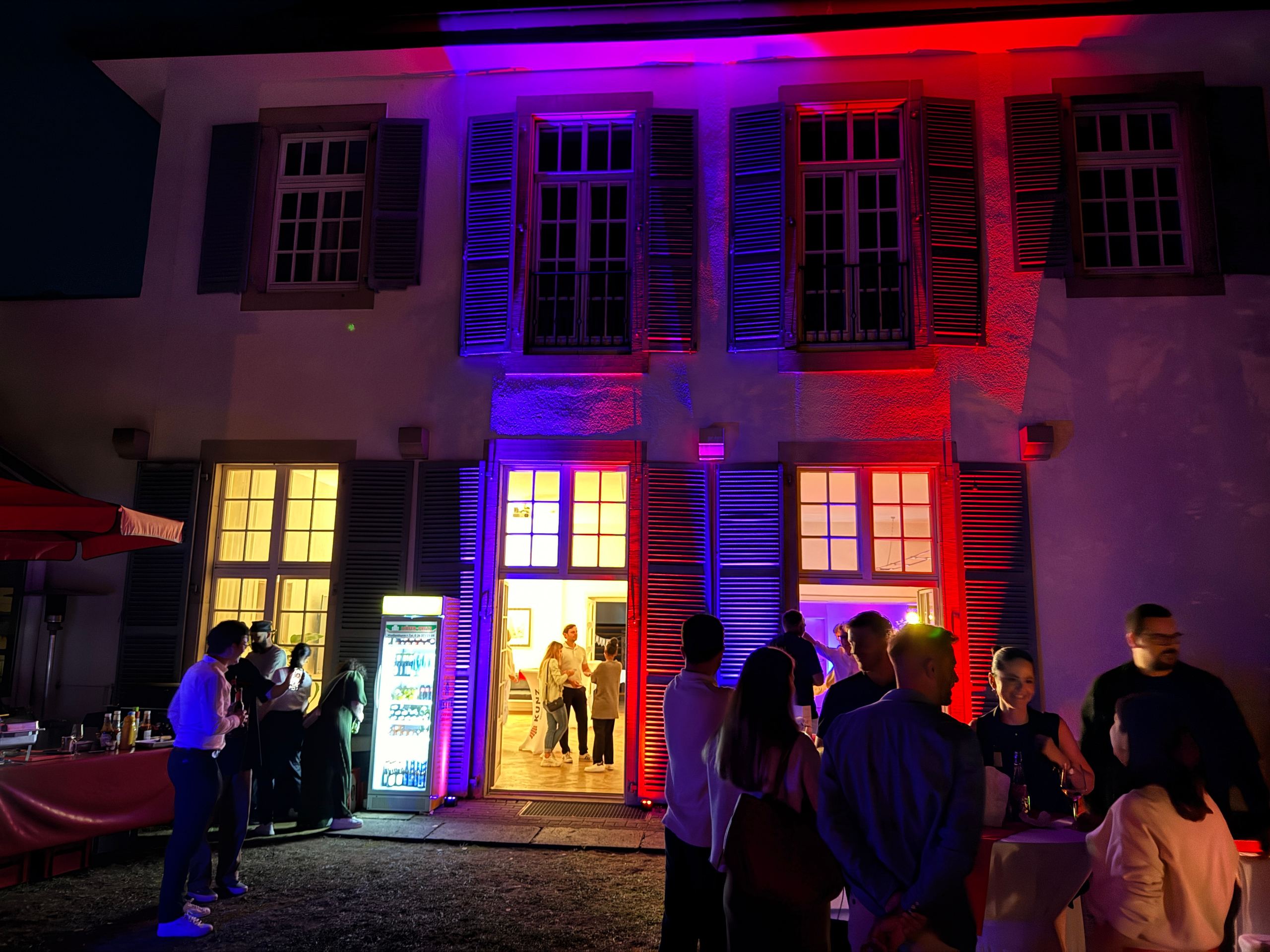 Die farbig angestrahlte Villa am Abend