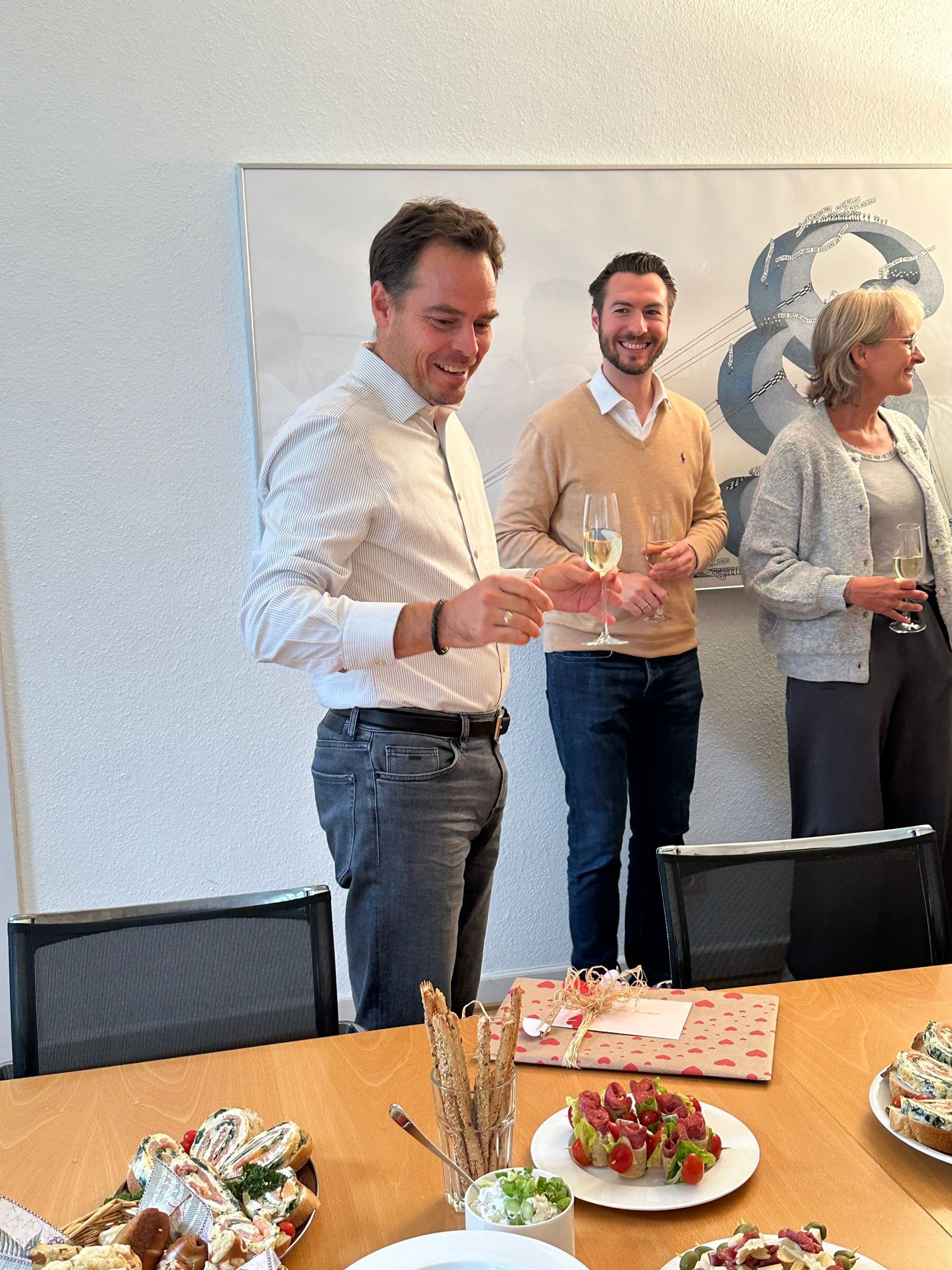 Übergabe des Geschenks im Besprechungsraum
