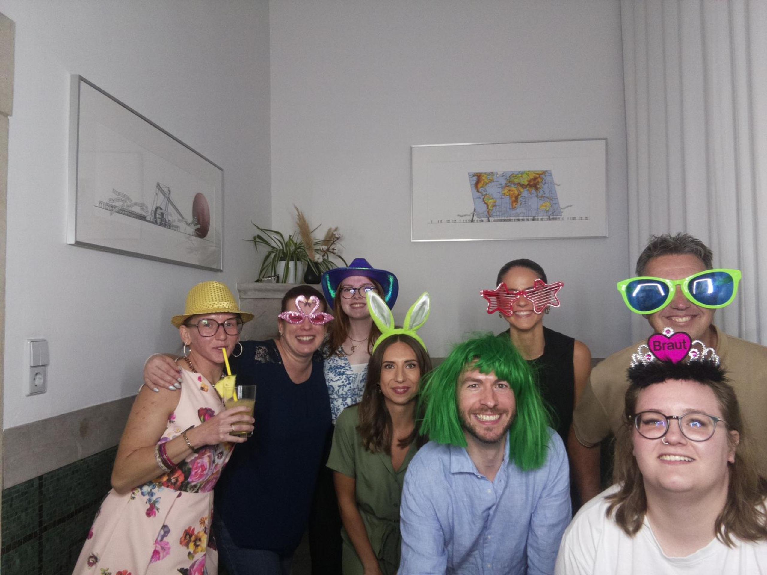 Gruppe mit Spaßbrillen und Perücken beim Kanzleifest