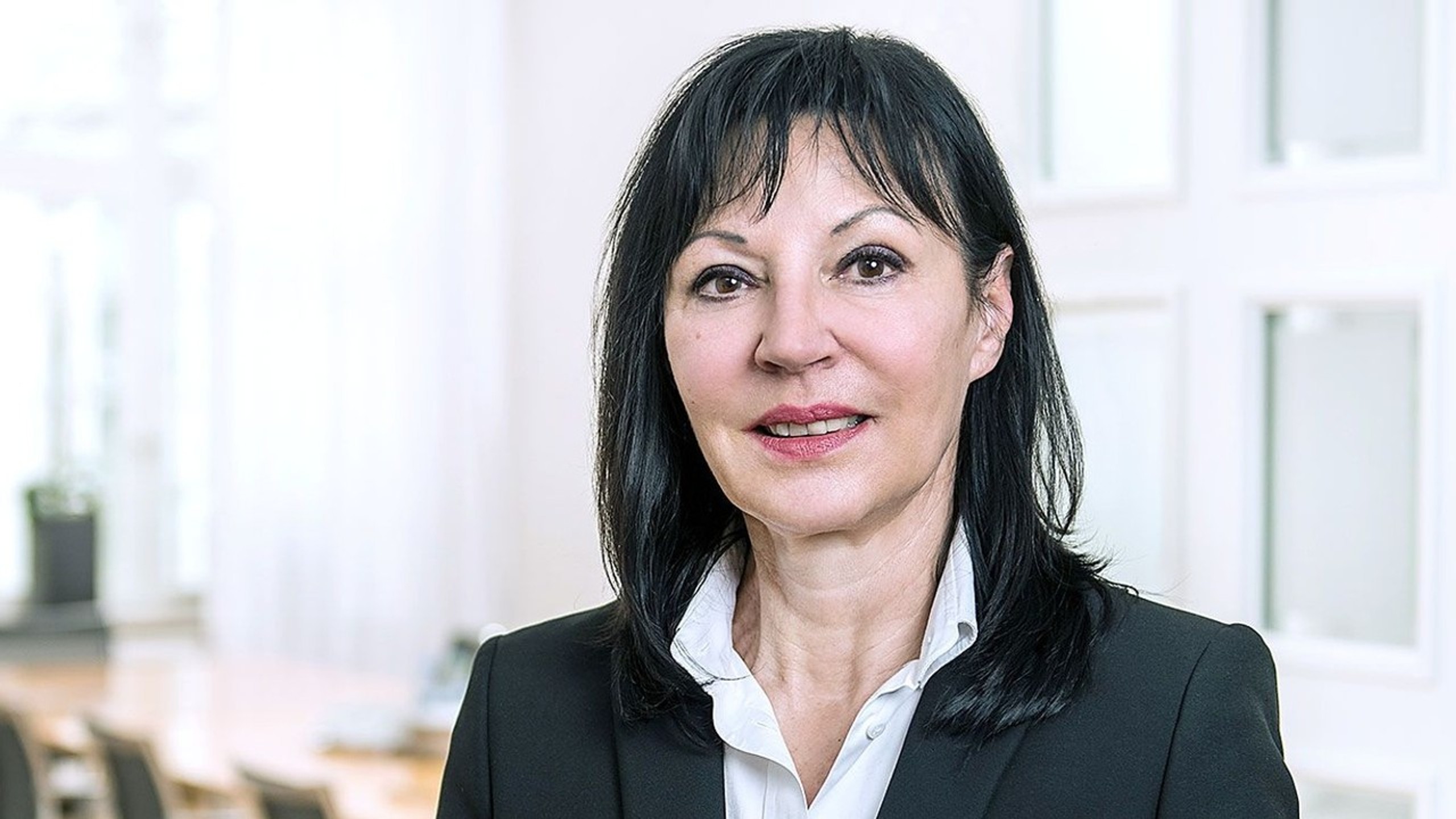 Dr. Dr. Stefanie Theis, LL.M.