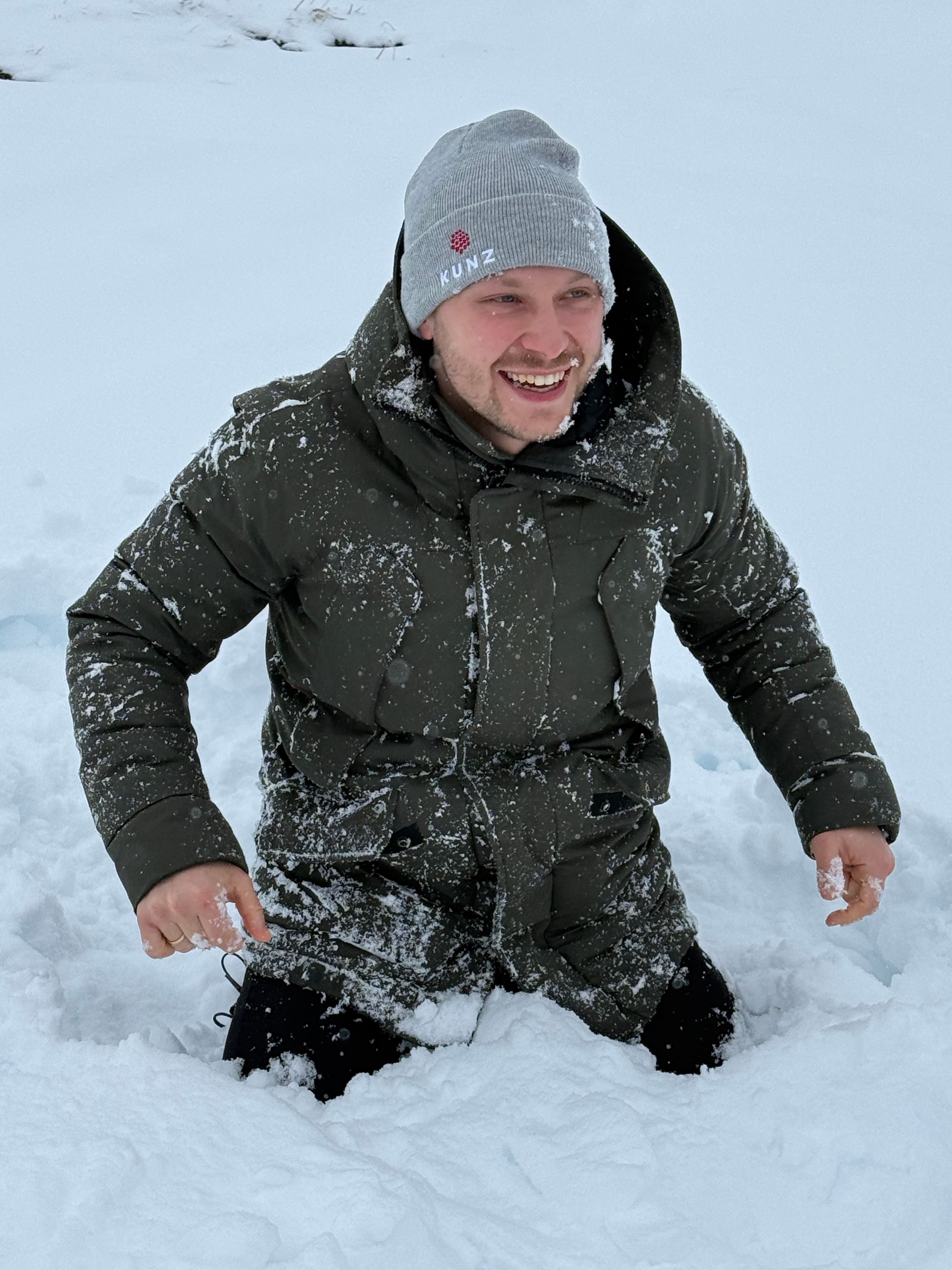 Kollege im Tiefschnee