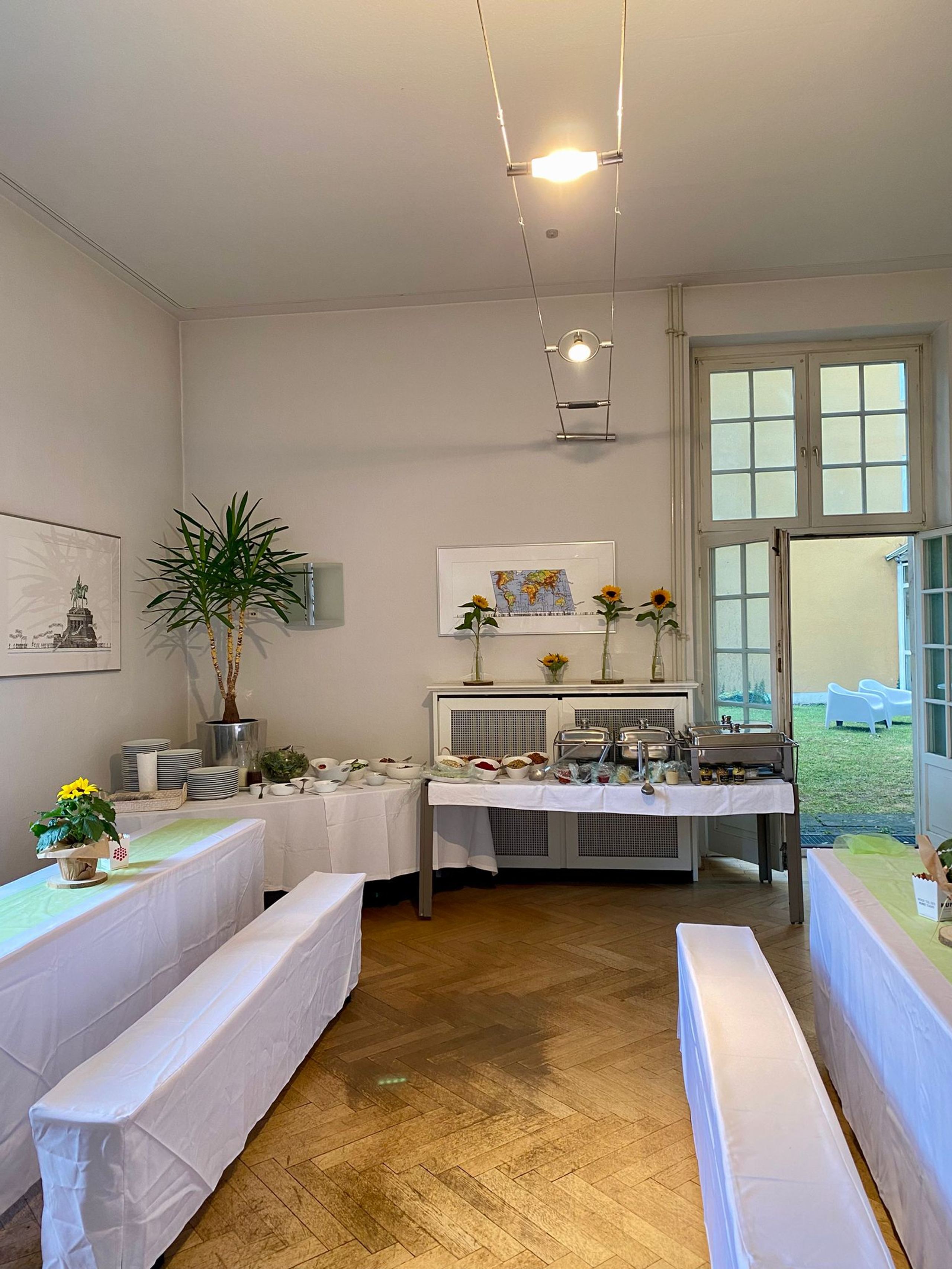 Der vorbereitete Raum mit Buffet