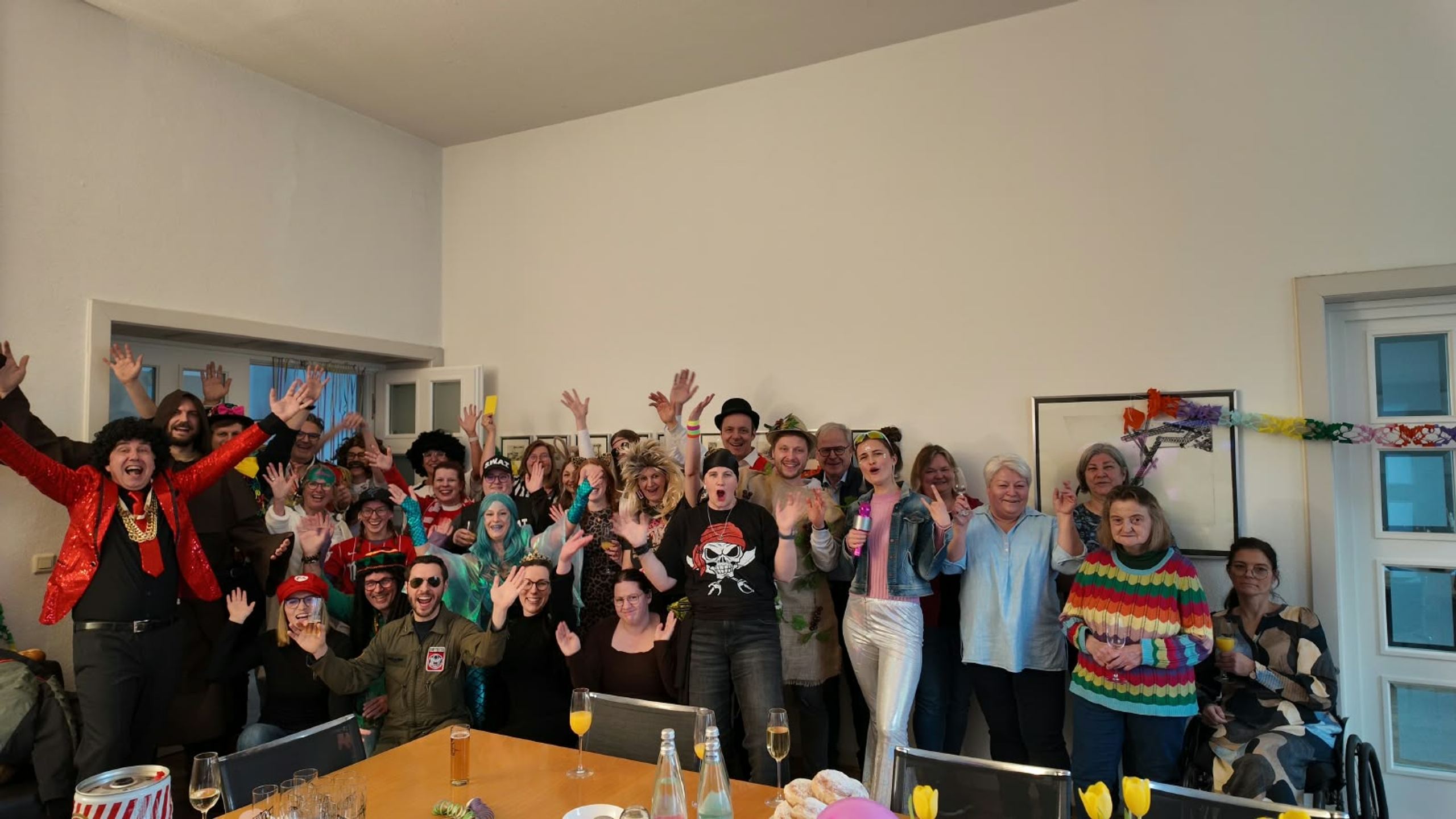 Das ganze Team feiert Karneval in der Kanzlei