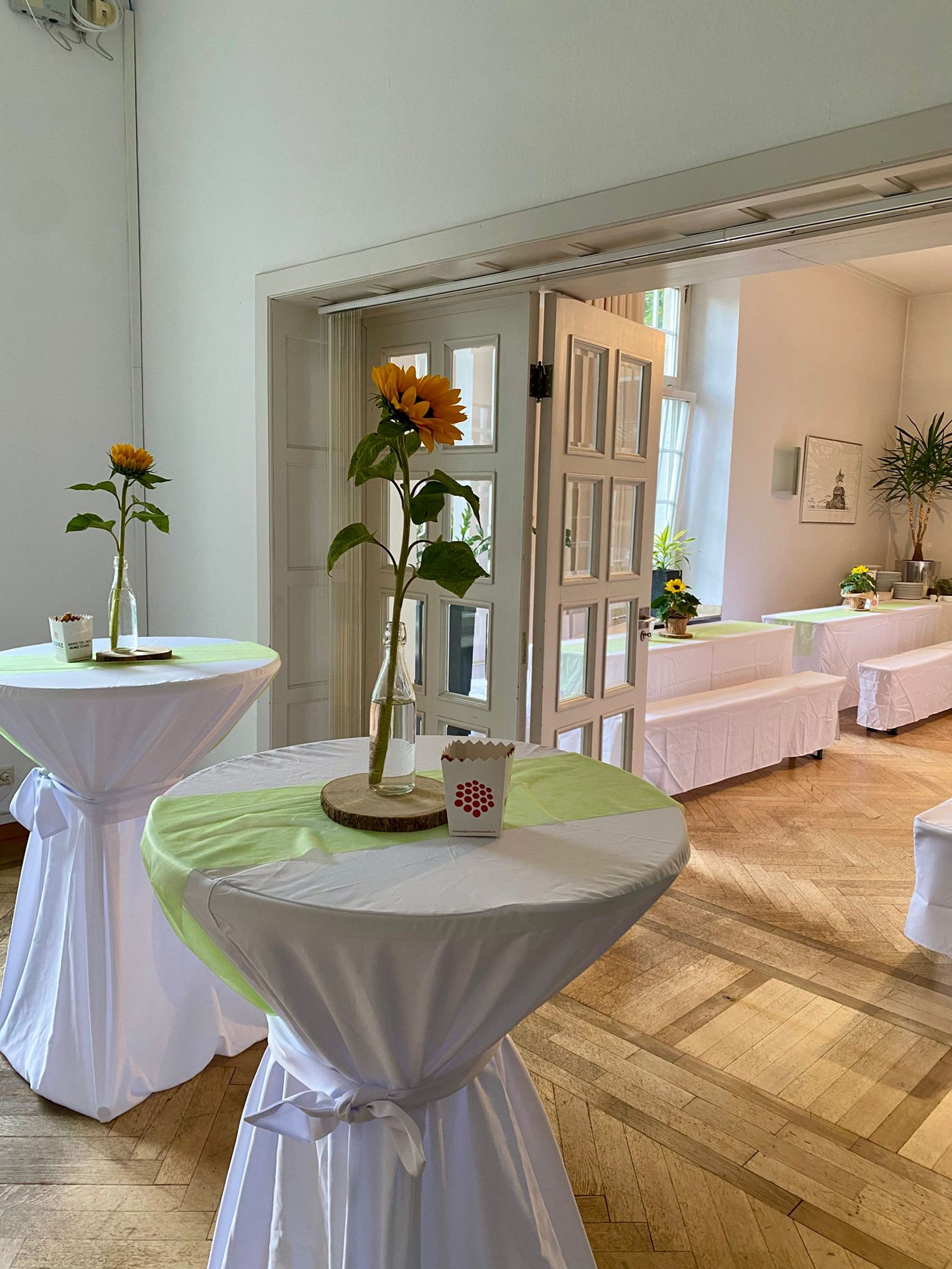 Stehtisch mit Blumen vor dem Beginn
