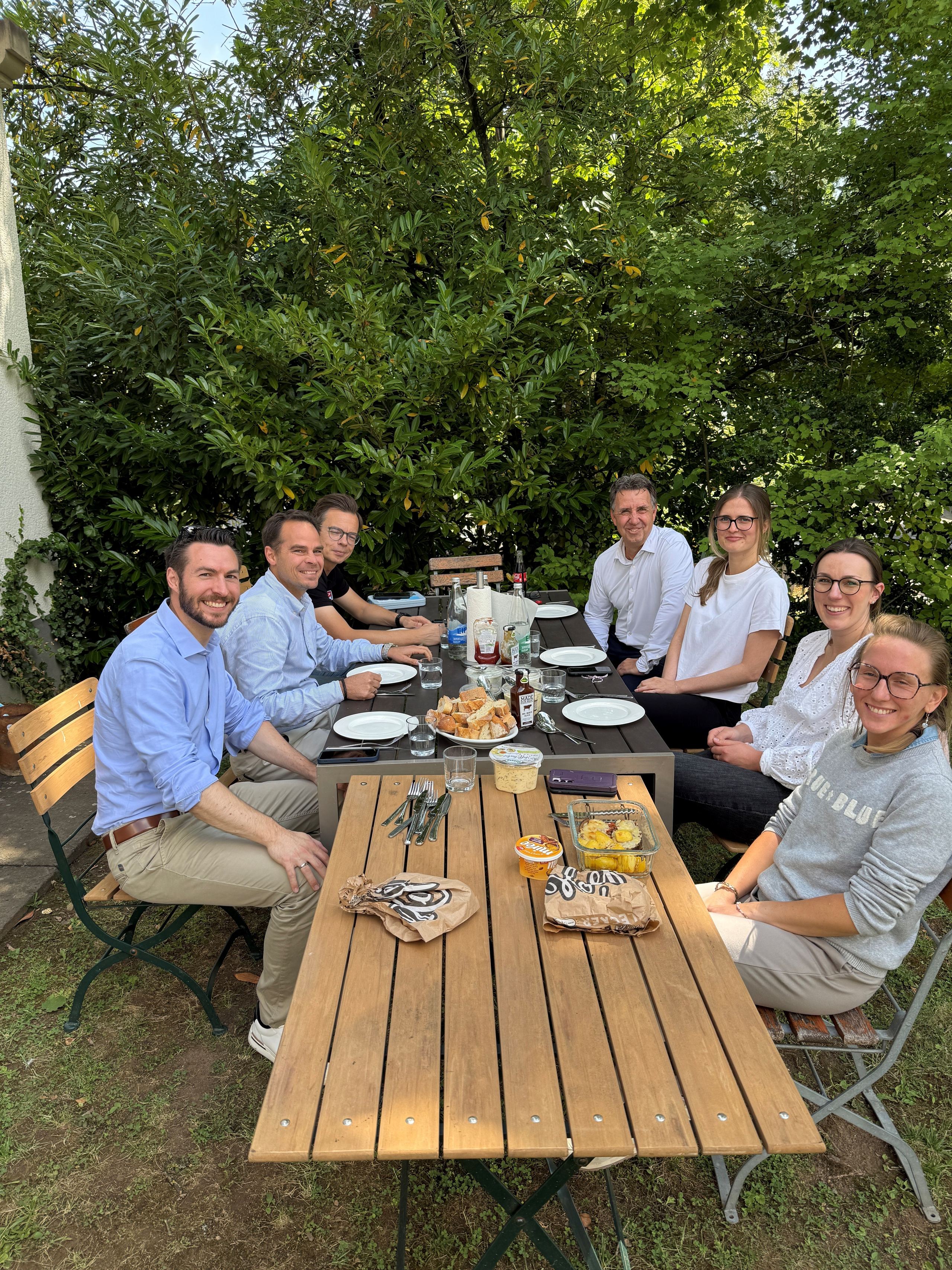 Die Tafel im Garten beim Sommergrillen